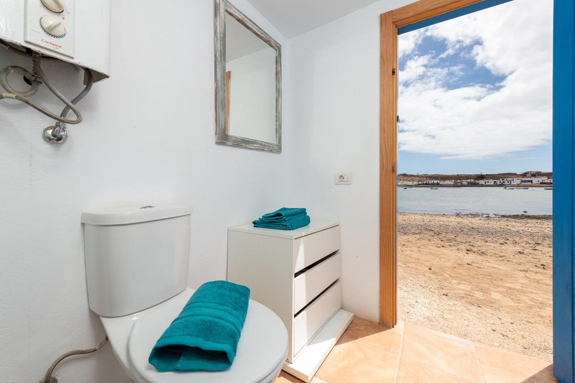 Cabin In Front Of Idyllic Majanicho Beach מראה חיצוני תמונה