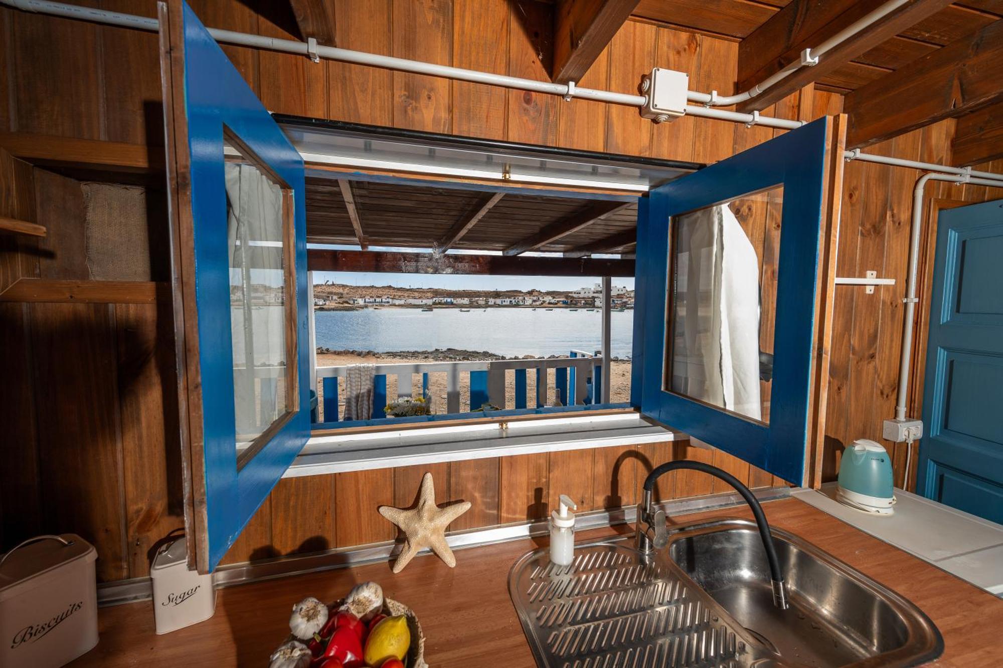Cabin In Front Of Idyllic Majanicho Beach מראה חיצוני תמונה